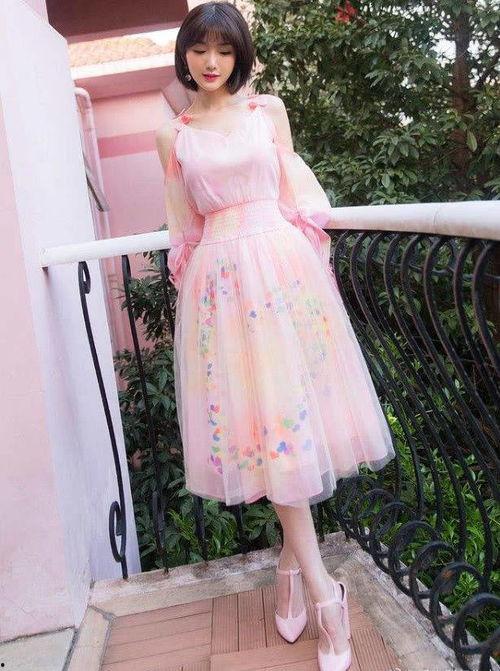 毛晓彤素颜生活照,真实自然，展现明星真实一面